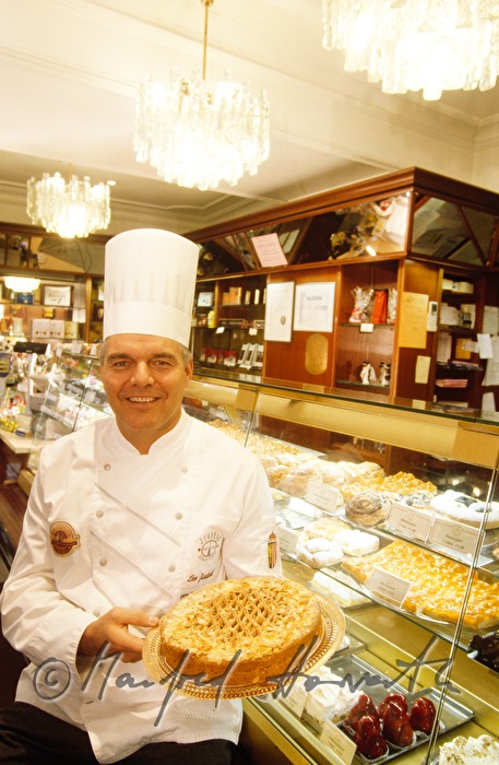Konditormeister Jindrak und Original Linzertorte