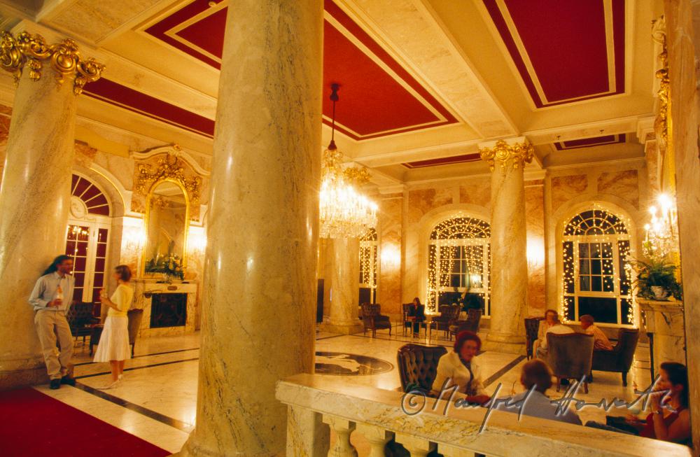 Hotelgäste im Foyer des Grand Hotel de l'Europe