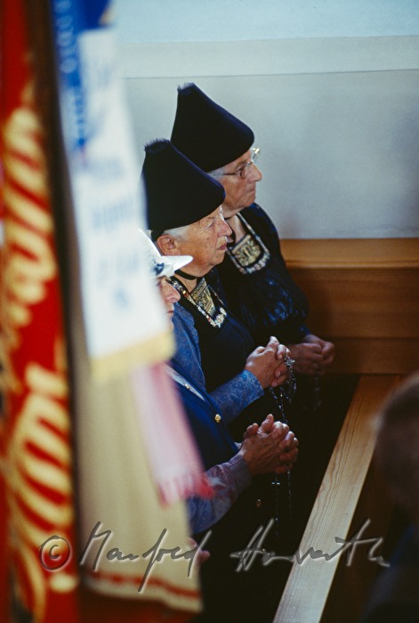 Kirchen-Besucher in Festtagstracht