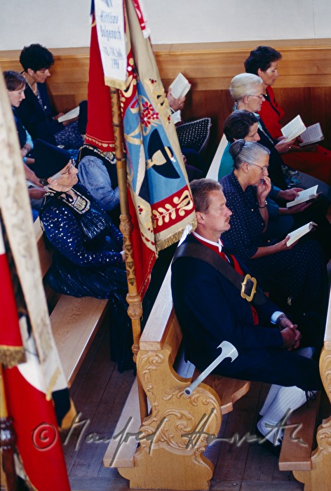 Kirchen-Besucher in Festtagstracht