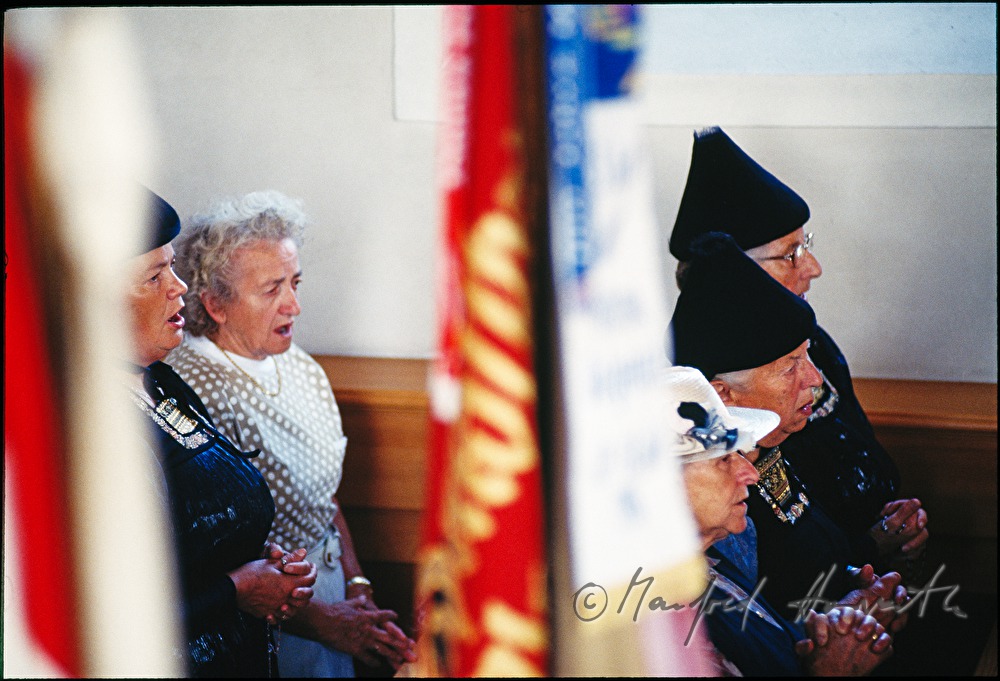 Kirchen-Besucher in Festtagstracht
