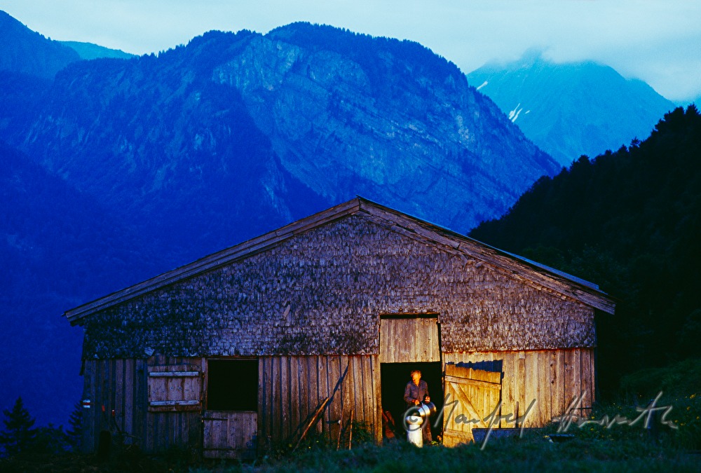 Almhütte  und Senner mit Milchkanne
