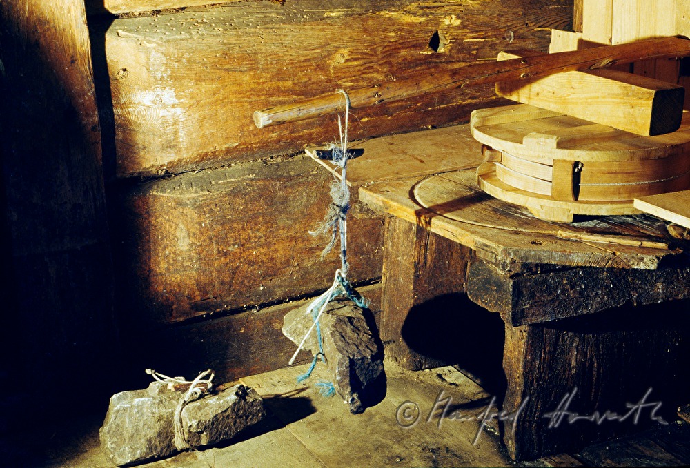 Käselaib wird durch Beschweren ausgepreßt