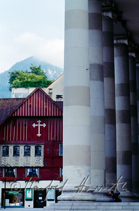 Rotes Haus und Säulen der Stadtpfarrkirche