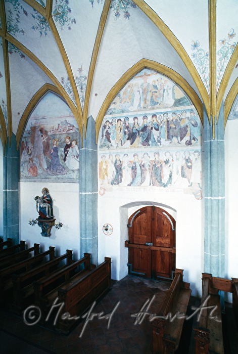 frühgotische Fresken und Kreuzrippengewölbe