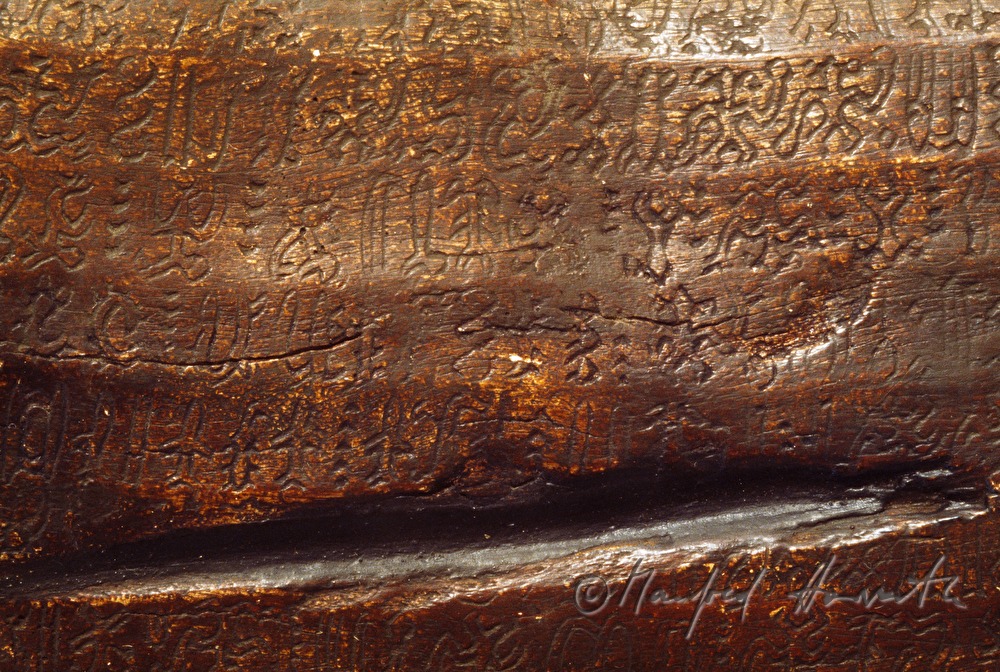 Rapa Nui Schrift in Holz graviert