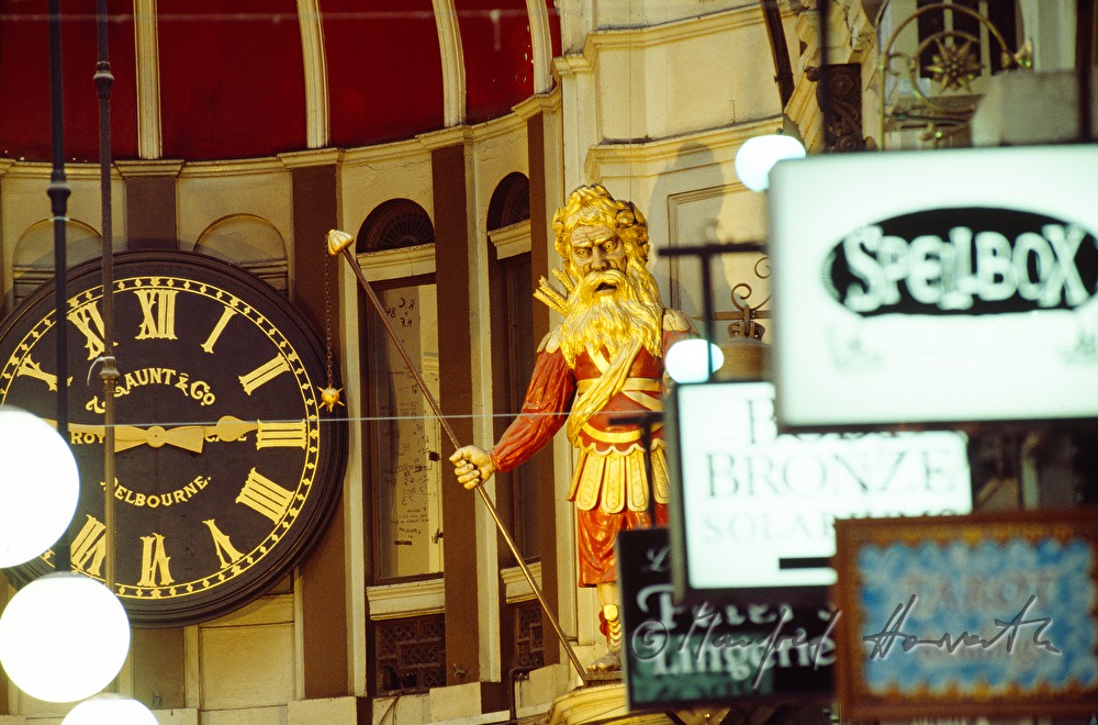 Geschäfts-Logos, Uhr und Figur der Eikaufshalle
