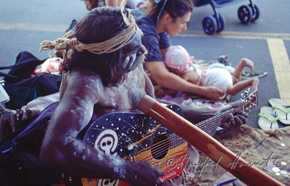 Aboriginal spielt Didgeridoo