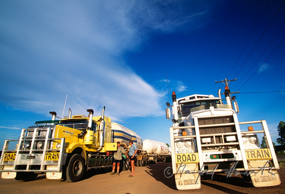 Lastzug (road train) auf einer Sandstrasse
