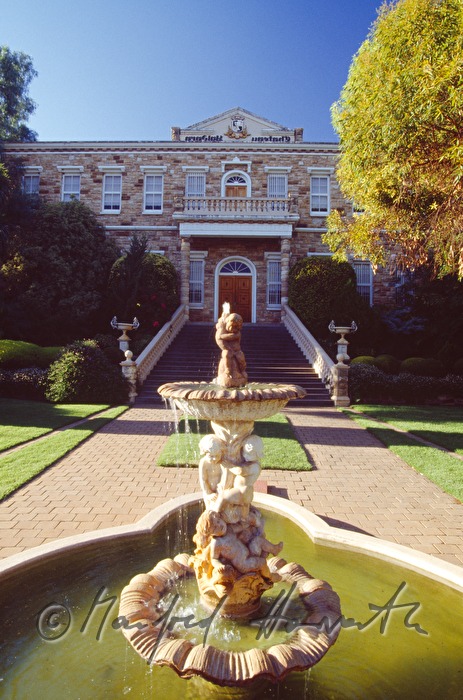 Brunnen und Park vor dem Weinschloss