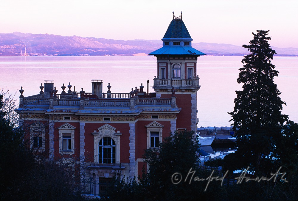Villa Münz und Yachthafen an der Uferpromenade