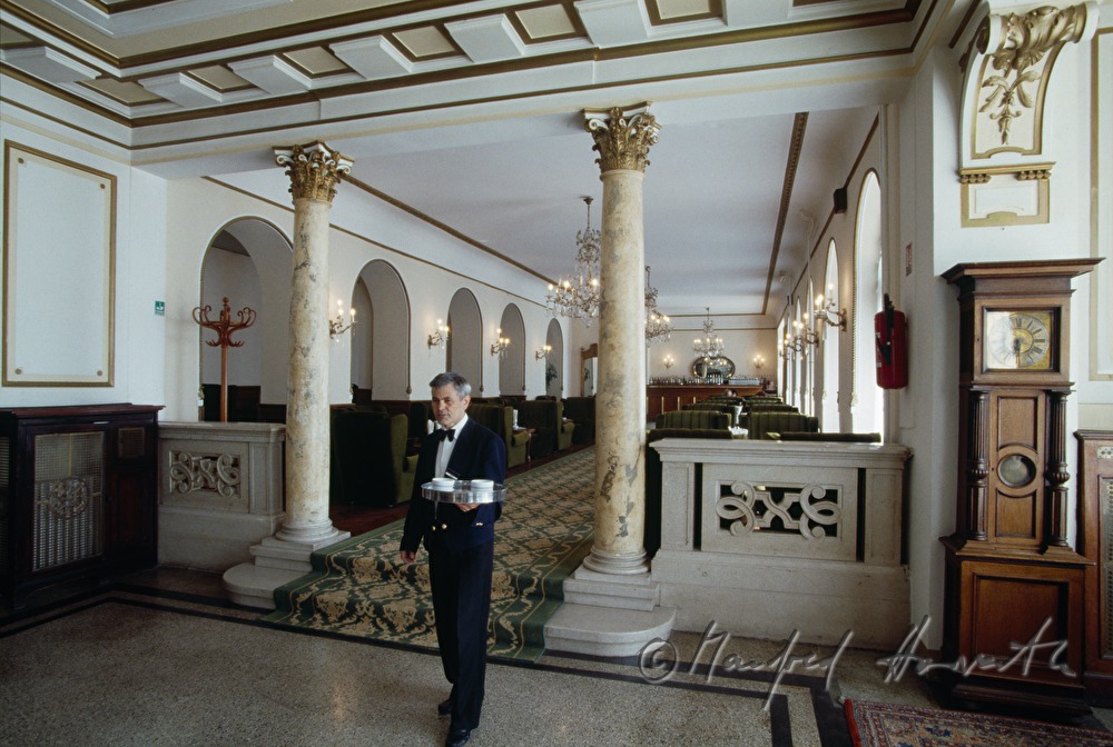 Kellner in der Aula des Hotel Bristol