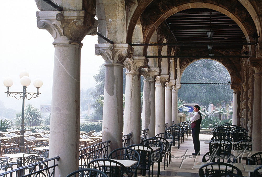 Kellner auf der Terrasse des Hotel Millenium