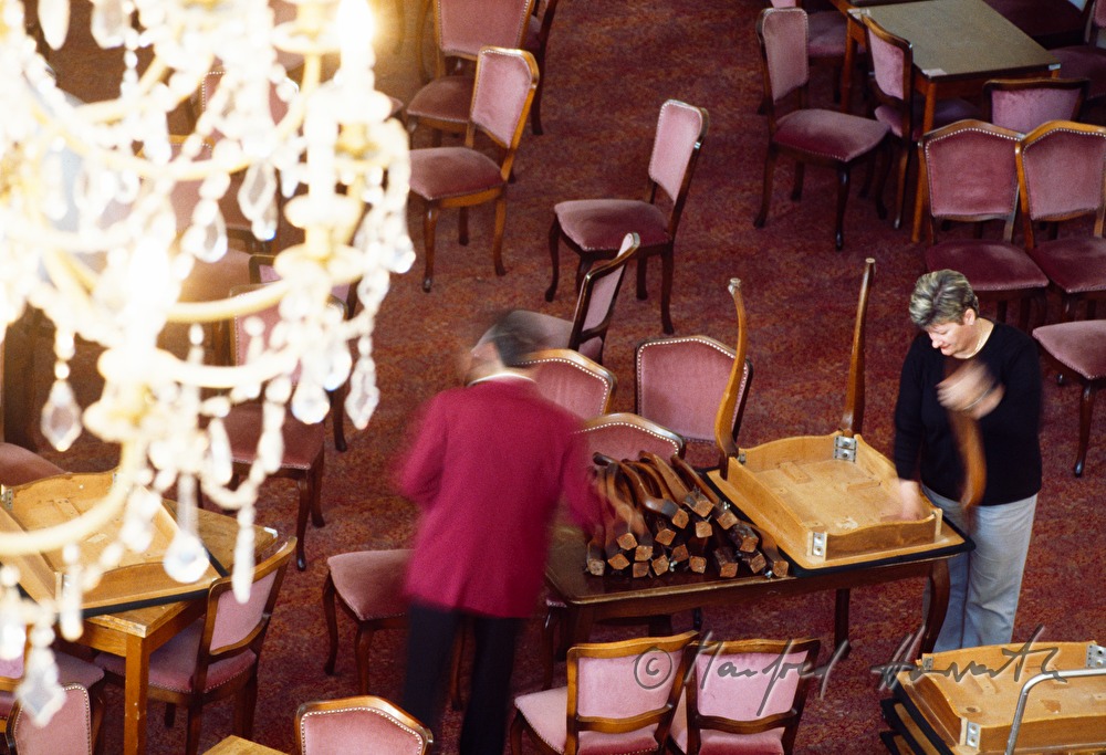 Aufräumarbeit im Speisesaal von Hotel Kvarner
