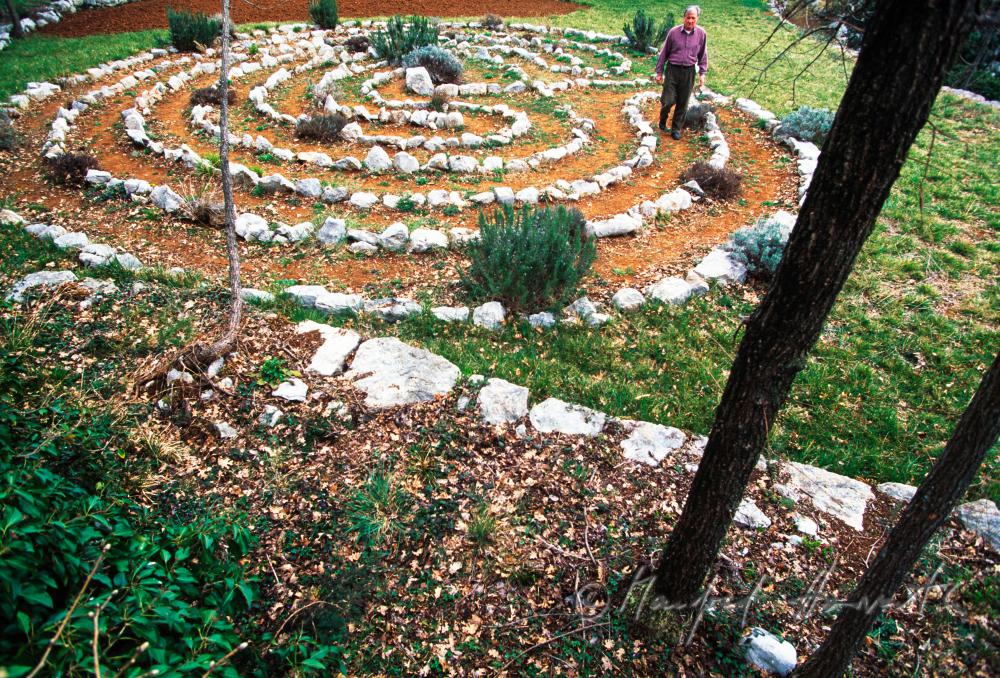 Besucher begeht das Labyrinth im Park