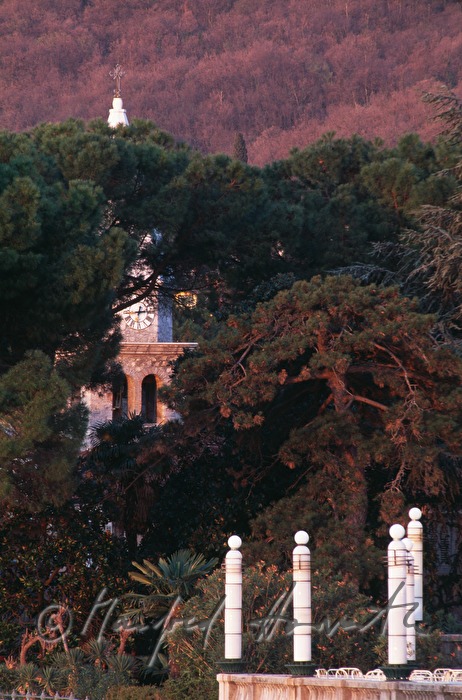 Kirche der Ankündigung und Säulen des Hotel Kvarner