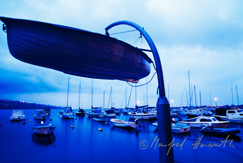 Hafen und gekrantes Boot am Lungomar (Uferpromenade)