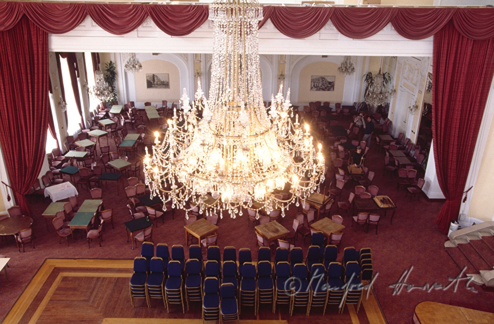 Aufräumarbeit im Speisesaal von Hotel Kvarner