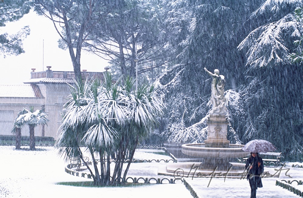 schneebedeckter Brunnen im Park von Hotel Millenium