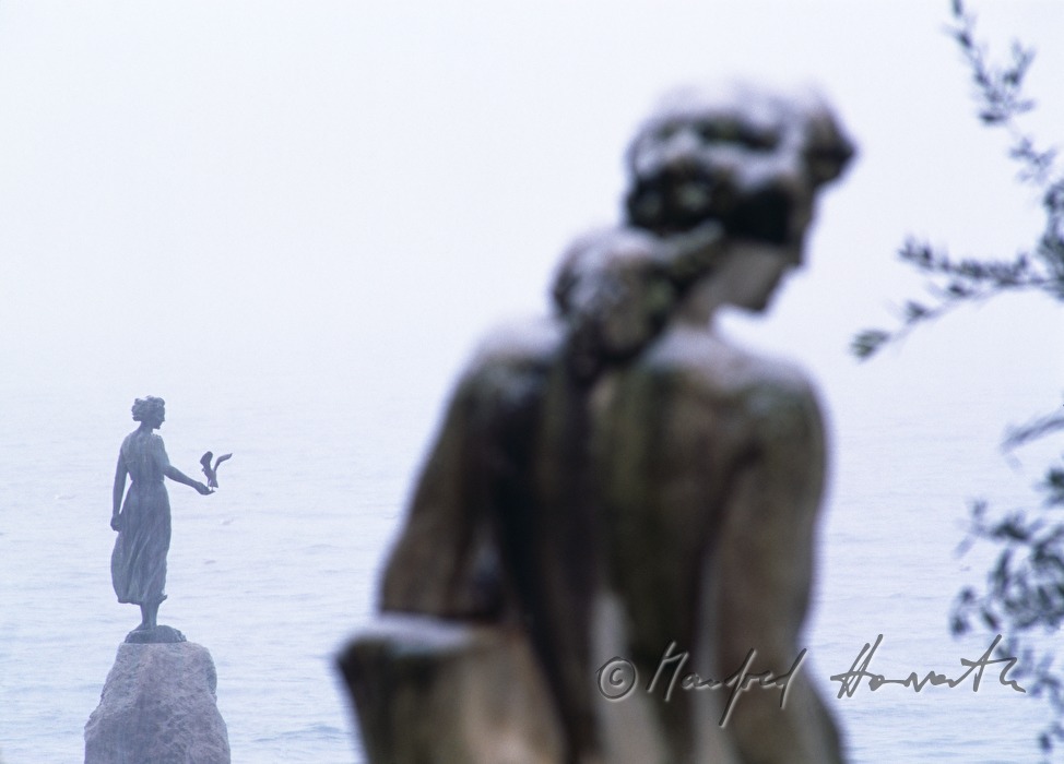 schneebedeckte Frauenstatue im Park von Hotel Millenium