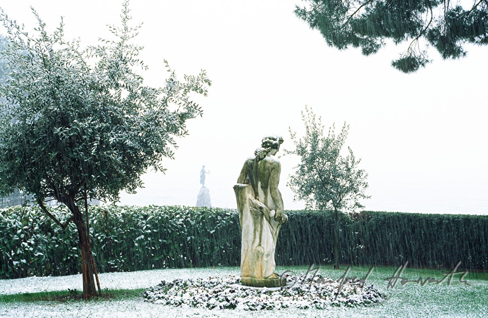 schneebedeckte Frauenstatue im Park von Hotel Millenium