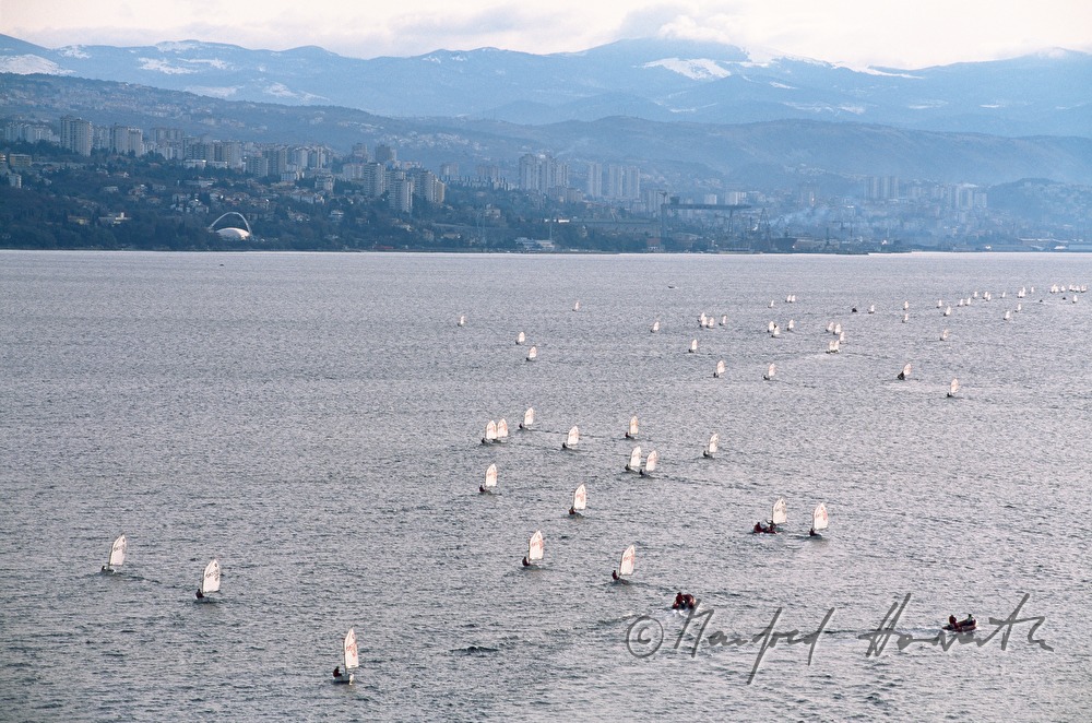 Boote einer Segelregatta bei Opatija