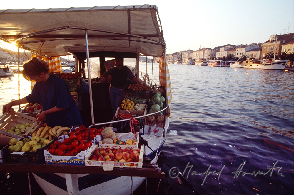 Obst- und Gemüseverkauf auf dem Boot