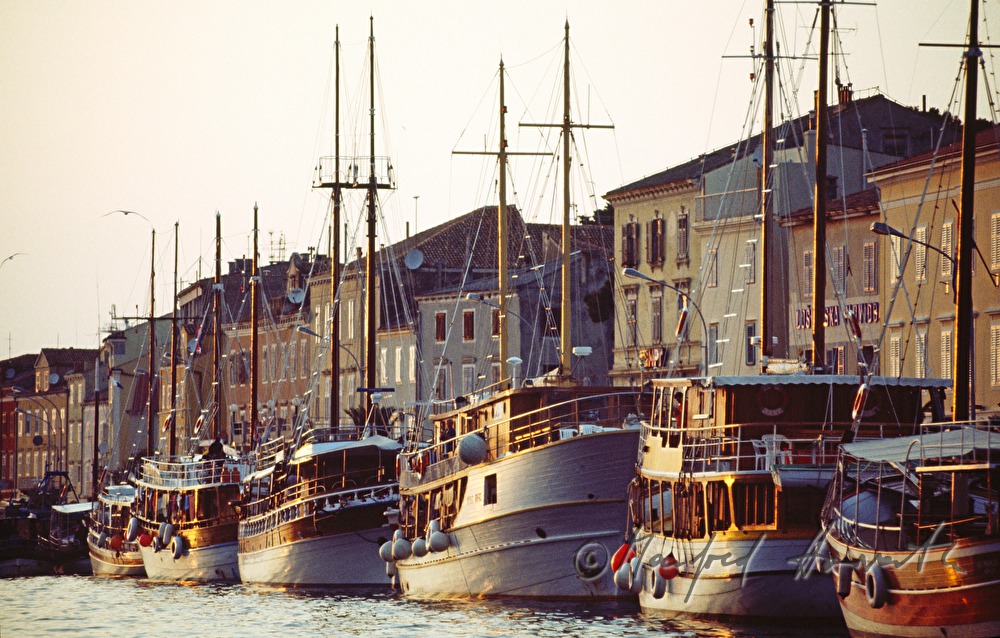 Mali Lošinj und Segelboote im Hafen