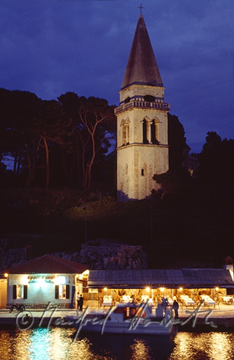 Stadthafen von Veli Losinj und Kirche des hl. Anton