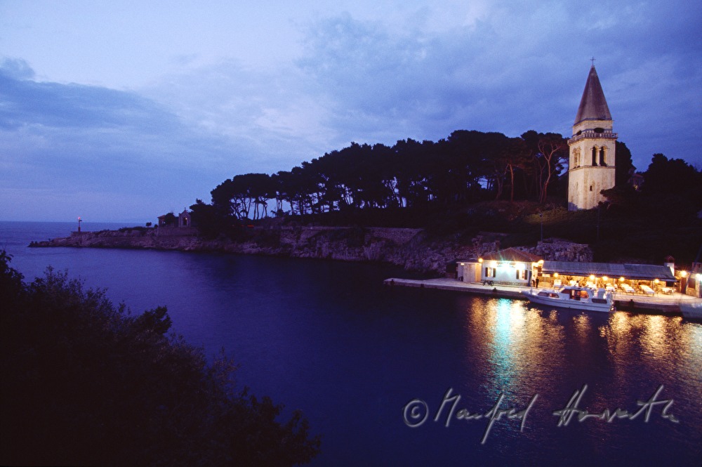Stadthafen von Veli Losinj und Kirche des hl. Anton