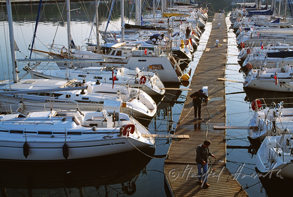 ankernde Boote im Yachthafen der Marina