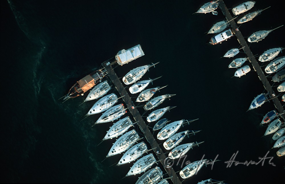 ankernde Boote im Yachthafen der Marina