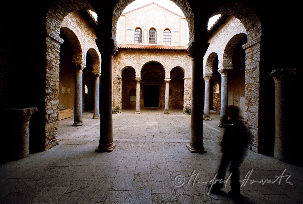 Innenhof der Euphrasius-Basilika