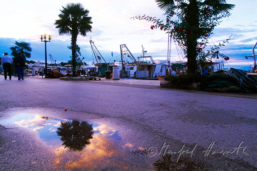 Wasserpfütze an der Strandpromenade