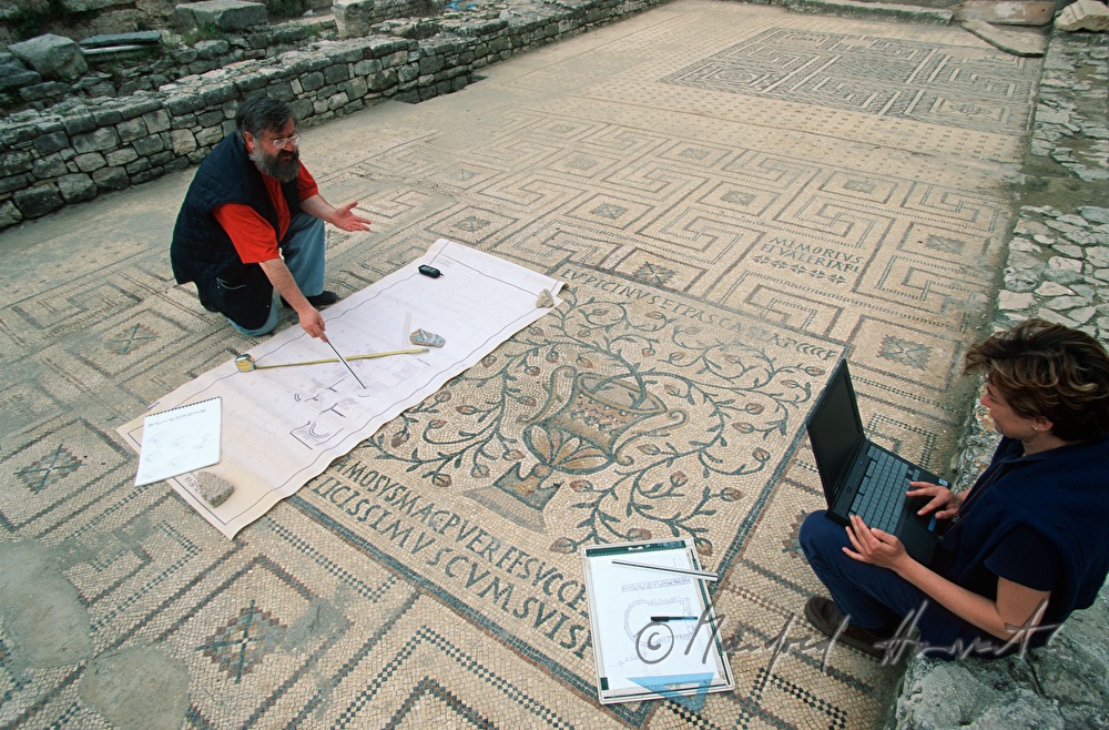 Archäologen mit Bodenmosaik aus der Römerzeit