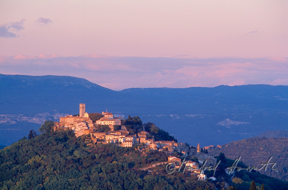 Bergsiedlung und das Učka Gebirgsmassiv