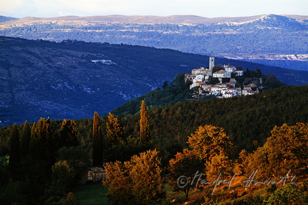 Bergsiedlung und das Učka Gebirgsmassiv