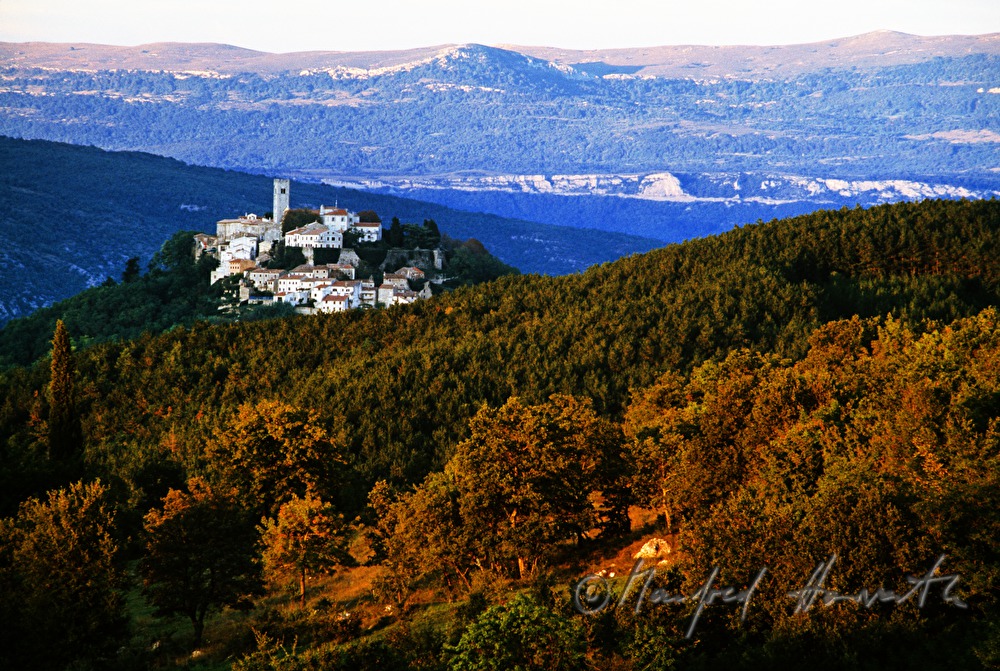 Bergsiedlung und das Učka Gebirgsmassiv