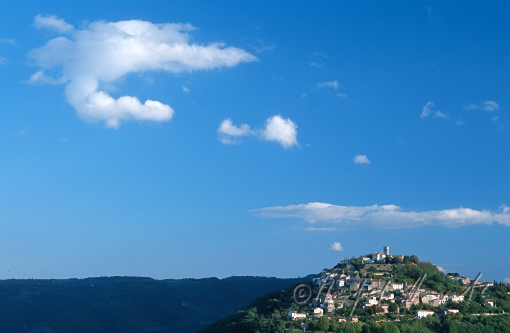 Wolken über der Bergsiedlung