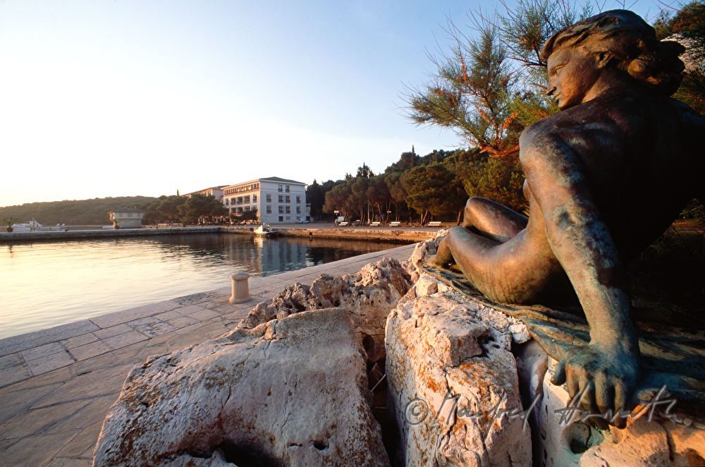 Statue und Hotel Neptun