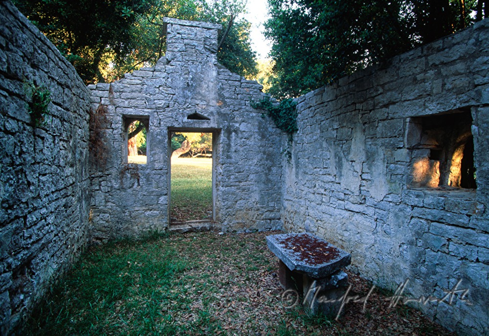Kirchen-Ruine beim Hotel Neptun