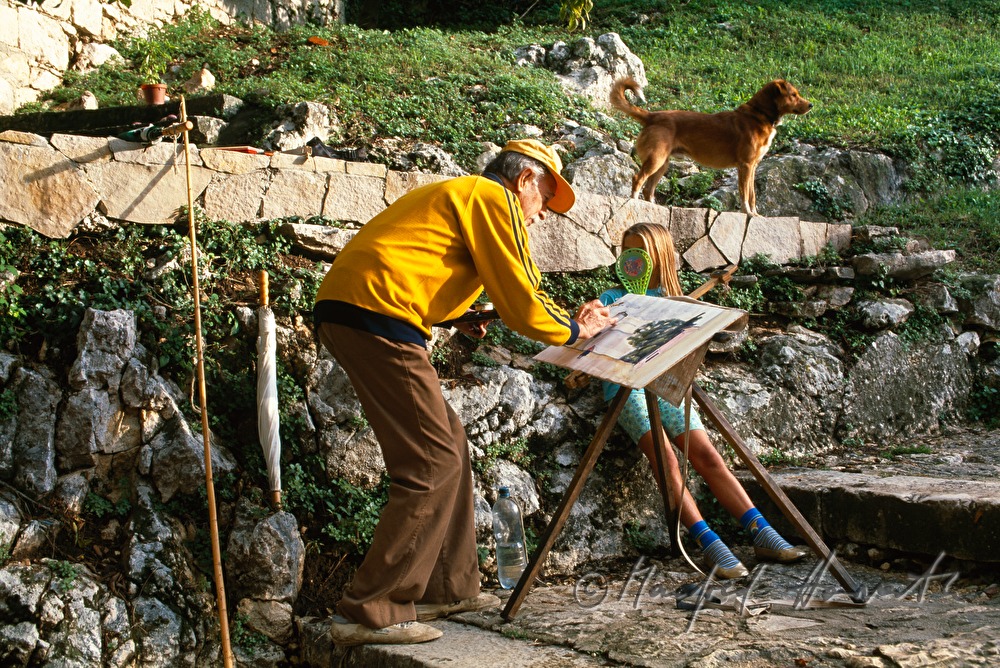 Aquarell-Maler mit Staffelei und Zuseherin