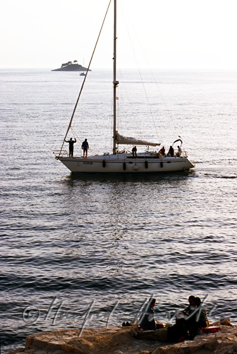 Segelboot und winzige Insel