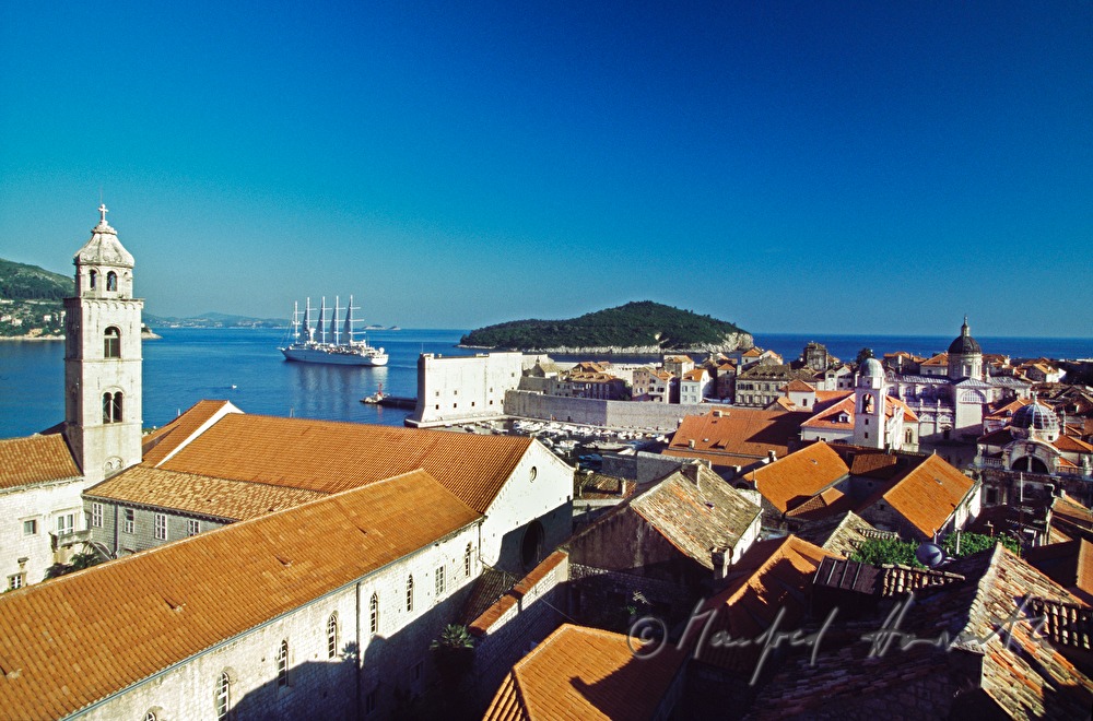 Blick von Stadtmauer auf Hafen