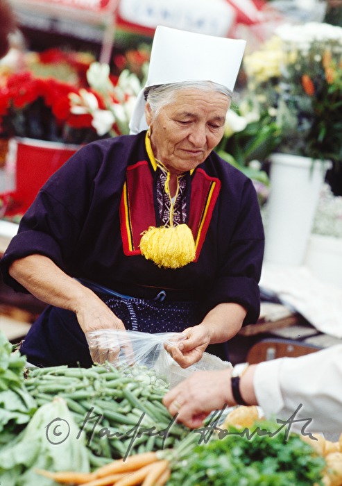 Marktfrau in Tracht auf dem Viktualienmarkt
