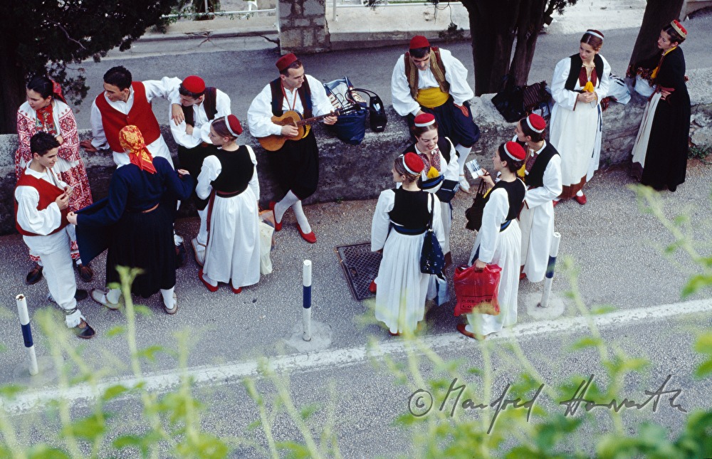 Folkloregruppe wartet auf Auftritt