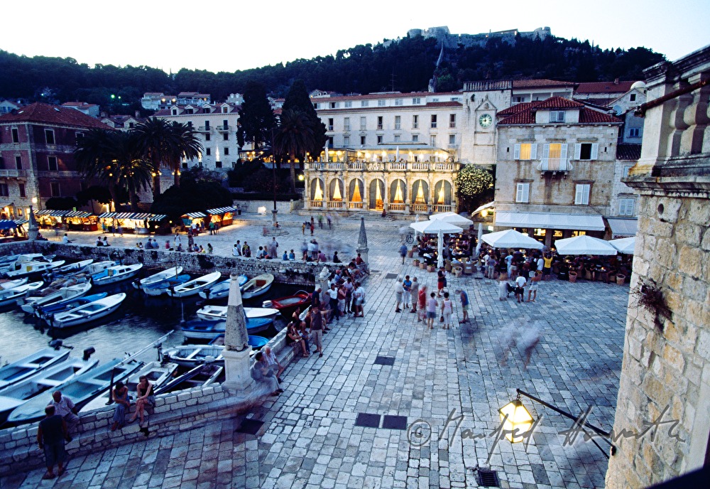 belebte Pjaca (Hauptplatz) mit Loggia