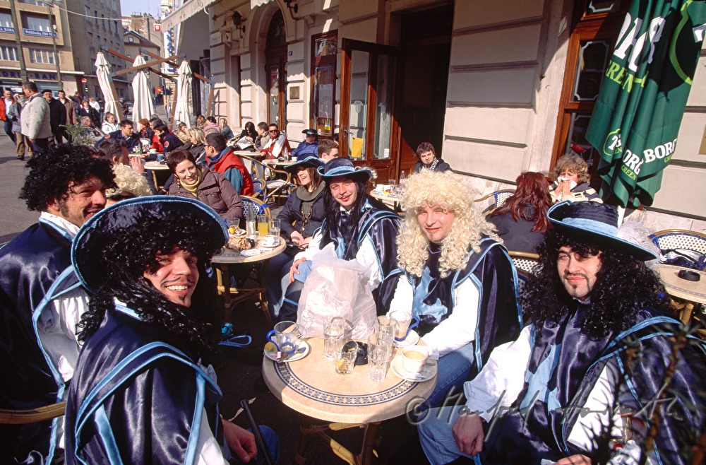 Musketiere beim Karneval machen Pause im Kaffee.