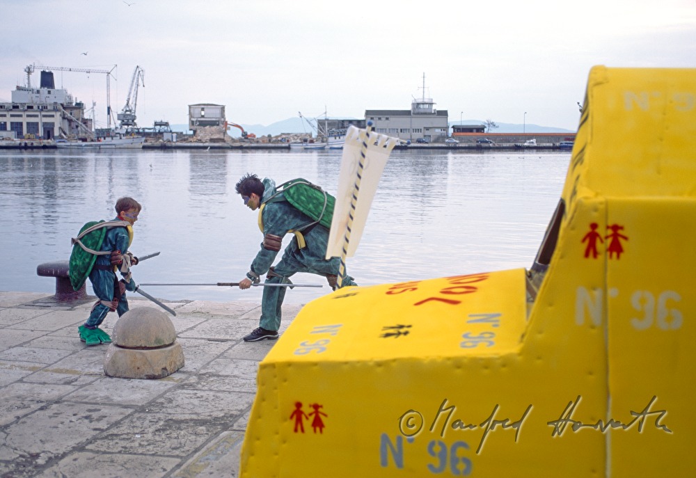 Buben als Ninjaturtles spielen beim Hafen.