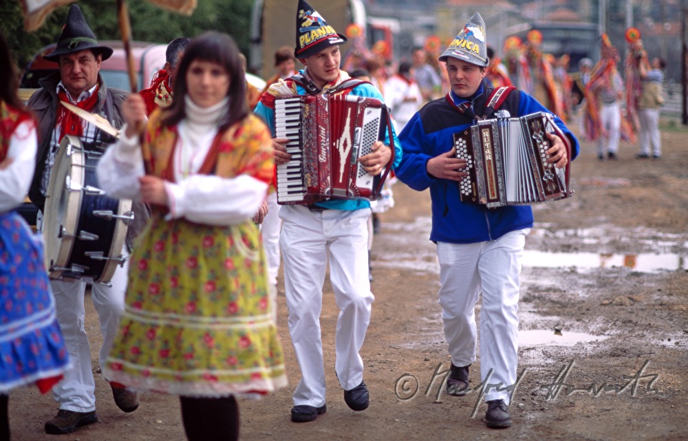 Musikgruppe spielt beim Karneval.